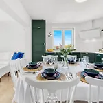 4 Bedroom Amazing In Holiday home