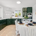 4 Bedroom Amazing In Holiday home *