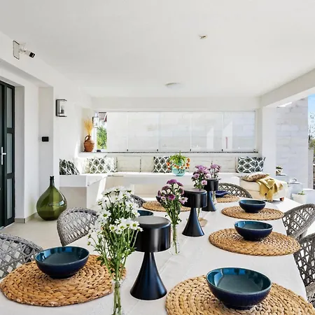 4 Bedroom Amazing In Vakantiehuis Vodice