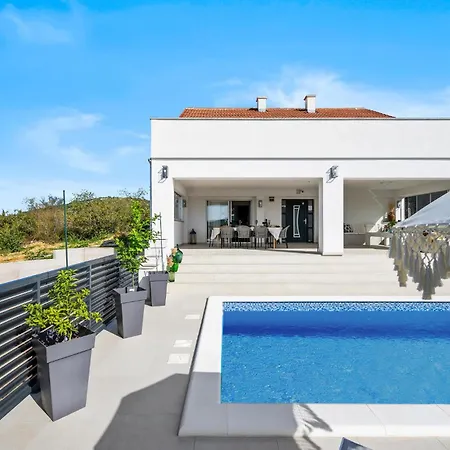 4 Bedroom Amazing In *