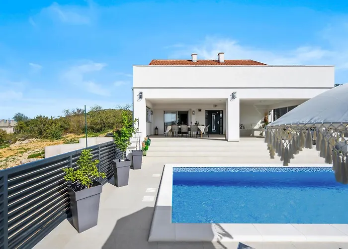 4 Bedroom Amazing In *