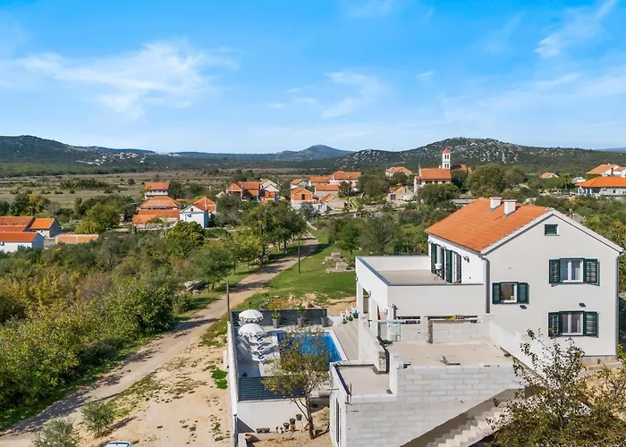 4 Bedroom Amazing In Сasa de vacaciones Vodice